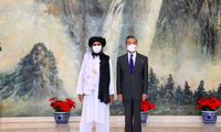 Ngoại trưởng Trung Quốc Vương Nghị trong cuộc gặp đại diện Taliban tại Thiên Tân ngày 28/7. (Ảnh: Xinhua)