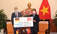 Lễ bàn giao lô vắc-xin tại trụ sở Bộ Ngoại giao ngày 27/9.