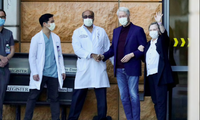 Vợ chồng cựu Tổng thống Bill Clinton bước ra từ bệnh viện ở California ngày 17/10. (Ảnh: Reuters)