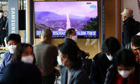 Người Hàn Quốc theo dõi vụ phóng thử tên lửa của Triều Tiên hôm 19/10. (Ảnh: Reuters)