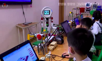 Robot đang dạy cho trẻ em trong một lớp học ở Triều Tiên. (Ảnh: Reuters)