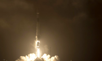 Tên lửa Falcon 9 đưa tàu DART lên vũ trụ. (Ảnh: AP)