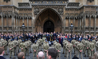 Thủ tướng Anh phát biểu trong buổi lễ biểu dương quân đội Anh sau chiến dịch sơ tán khỏi Afghanistan ngày 24/11. (Ảnh: Reuters)