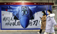 Poster tuyên truyền về sức mạnh của Không quân Trung Quốc tại một ga tàu điện ngầm ở Bắc Kinh ngày 2/11. (Ảnh: Bloomberg)