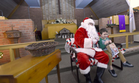 Một bé trai nhận được quà tặng Giáng sinh từ chương trình tình nguyện của Angel Tree. (Ảnh: AP)