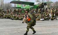 Lực lượng Nga khi đang chuẩn bị cho một cuộc diễn tập trên không gần Ukraine. (Ảnh: AP)