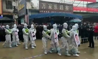 4 đối tượng bị dẫn xuống đường phố Tĩnh Tây ngày 28/12. (Ảnh: Weibo)