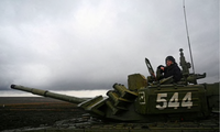 Một lính Nga ngồi trên xe tăng T-72B3. (Ảnh: Reuters)