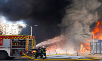 Lính cứu hoả dập một đám cháy ở Kharkov, Ukraine, ngày 16/3. (Ảnh: Reuters)