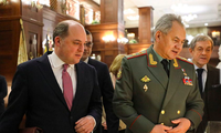Bộ trưởng Quốc phòng Anh Ben Wallace và Bộ trưởng Quốc phòng Nga Sergei Shoigu trong trụ sở Bộ Quốc phòng Nga tại Mátxcơva ngày 11/2. (Ảnh: Getty) 