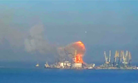 Hình ảnh được cho là tàu quân sự Orsk đang bốc cháy ở cảng của Ukraine. (Ảnh: Hải quân Ukraine)