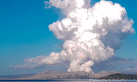 Núi lửa Taal đã phun 2 cột khói bụi khổng lồ. (Ảnh: Reuters)