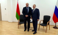 Tổng thống Nga Vladimir Putin và người đồng cấp Belarus Alexander Lukashenko trong cuộc gặp ngày 12/4. (Ảnh: Reuters)