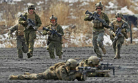Lính thuỷ quân lục chiến Mỹ trên trường huấn luyện của Nhật Bản ở tỉnh 3 hồi tháng 3. (Ảnh: Kyodo)