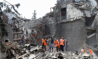 Nhân viên cứu hộ làm nhiệm vụ ở nhà hát bị đánh bom ở Mariupol. (Ảnh: Reuters)