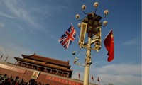 Quốc kỳ của Trung Quốc và Anh được treo trước quảng trường Thiên An Môn trong một sự kiện ngoại giao. ̣Ảnh: Reuters)