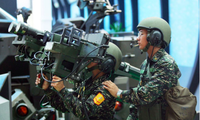Binh lính Đài Loan thao tác với tên lửa phòng không vác vai Stinger trong một triển lãm năm 2005. (Ảnh: Reuters)