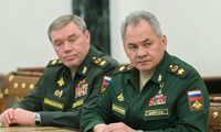 Tổng tham mưu trưởng các lực lượng vũ trang Nga Valery Gerasimov (trái) ngồi cạnh Bộ trưởng Quốc phòng Sergei Shoigu. (Ảnh: Sputnik)