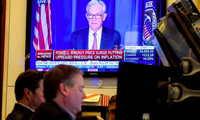 Hình ảnh chủ tịch Fed Jerome Powell được phát trên màn hình tại sàn chứng khoán New York khi thông báo về việc tăng lãi suất. (Ảnh: Reuters)