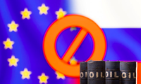 Một số nước thành viên EU chưa thể áp dụng ngay chính sách dừng nhập khẩu dầu mỏ từ Nga. (Đồ hoạ: Reuters)