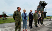 Bộ trưởng Quốc phòng Đức Christine Lambrecht cùng Bộ trưởng Quốc phòng Slovakia Jaroslav Nad và Bộ trưởng Quốc phòng Hà Lan Kajsa Ollengren chụp ảnh chung tại căn cứ không quân Sliac ở Slovakia ngày 6/5. (Ảnh: Reuters)