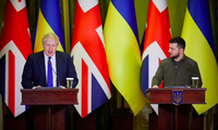 Thủ tướng Anh Boris Johnson và Tổng thống Ukraine Volodymyr Zelensky trong cuộc họp báo chung tại Kiev ngày 9/4. (Ảnh: Reuters)