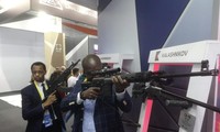 Khách tham quan thử súng Kalashnikovs tại triển lãm bên lề thượng đỉnh Nga - châu Phi tại Sochi năm 2019. (Ảnh: Getty)