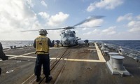 Một chiếc trực thăng săn ngầm MH-60R trên boong tàu khu trục USS Ralph Johnson trong chuyến đi qua Biển Đông hồi tháng 1. (Ảnh: US Navy)