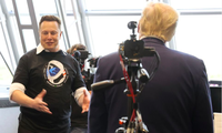 Tỷ phú Elon Musk và cựu tổng thống Mỹ Donald Trump trong cuộc gặp sau khi phóng tên lửa Falcon 9 của SpaceX vào tháng 5/2020.(Ảnh: Reuters)