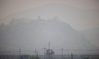 Hai bốt canh gác của Hàn Quốc và Triều Tiên nhìn sang nhau qua khu phi quân sự. (Ảnh: Reuters)