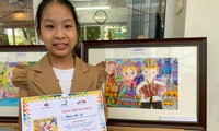 Em Phạm Hà My, học sinh trường Tiểu học Quang Trung, thị xã Sơn Tây, Hà Nội, là một trong 2 học sinh giành giải nhất cuộc thi vẽ tranh về quan hệ hai nước Việt - Nga. (Ảnh: Thu Loan)