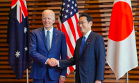 Tổng thống Mỹ Joe Biden gặp Thủ tướng Nhật Kishida Fumio trong chuyến thăm Tokyo ngày 24/5. (Ảnh: Japan Times)