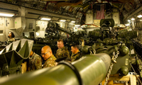 Thuỷ quân lục chiến Mỹ cùng lựu pháo M777 trên một chiếc máy bay vận tải quân sự C-17 để chuyển đến châu Âu ngày 21/4. (Ảnh: Reuters)