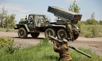 Lực lượng dân quân ở Donetsk chuẩn bị phóng hệ thống phòng không di động ở vị trí gần Panteleimonivka ngày 28/5. (Ảnh: AP)