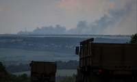 Nhà máy nhiệt điện ở Svitlodarsk, thuộc tỉnh Donetsk, bốc cháy sau khi trúng pháo ngày 12/6. (Ảnh: Reuters)
