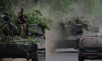 Binh lính Ukraine trên lựu pháo của Mỹ ở Donetsk ngày 13/6. (Ảnh: Reuters)