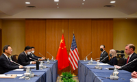 Cố vấn an ninh quốc gia Mỹ Jake Sullivan và Uỷ viên Bộ Chính trị Trung Quốc Dương Khiết Trì trong cuộc gặp tại Rome ngày 14/3. (ảnh: Xinhua)