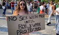Một phụ nữ ở TP New York giương khẩu hiệu tuyên bố không sex với đàn ông để phản đối phán quyết của Tòa án tối cao. (Ảnh: Daily Mail)