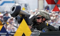 Một lính Ukraine vác tên lửa chống tăng Javelin do Mỹ sản xuất trong cuộc diễu binh năm 2018. (Ảnh: Sky News)
