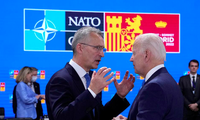 Tổng thống Mỹ Joe Biden và Tổng thư ký NATO Jens Stoltenberg gặp nhau tại Madrid ngày 29/6. (Ảnh: AP)