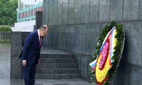 Ngoại trưởng Nga Sergei Lavrov cúi đầu trước khi vào viếng Lăng Chủ tịch Hồ Chí Minh. (Ảnh: Như Ý)