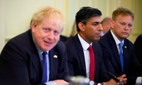 Ông Rishi Sunak ngồi cạnh Thủ tướng Boris Johnson khi còn là Bộ trưởng Tài chính. (Ảnh: Reuters)