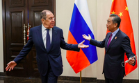 Ngoại trưởng Nga Sergei Lavrov và người đồng cấp Trung Quốc Vương Nghị gặp nhau tại Indonesia ngày 7/7. (Ảnh: Reuters)