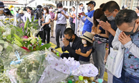 Đông đảo người dân Nhật Bản đến đặt hoa cầu nguyện cho cựu Thủ tướng Abe Shinzo. (Ảnh: Kyodo)