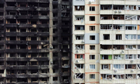 Toà chung cư ở Kharkiv bị cháy đen trong cuộc xung đột. (Ảnh: Reuters)