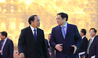 Thủ tướng Phạm Minh Chính với Thường trực Ban Bí thư, Phó Chủ tịch nước Lào Bounthong Chitmany. (Ảnh: TTXVN)