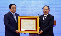  Thường trực Ban Bí thư, Phó Chủ tịch nước Lào Bounthong Chimany trao Huân chương Vàng Quốc gia cho Thủ tướng Phạm Minh Chính. (Ảnh: TTXVN) 