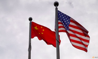 Quốc kỳ Trung Quốc và Mỹ. (Ảnh: Reuters)