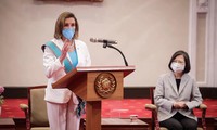 Chủ tịch Hạ viện Mỹ Nancy Pelosi (trái) trong chuyến thăm Đài Bắc ngày 2/8