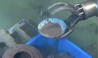 Cánh tay robot vớt một hiện vật bằng sứ trong chuyến khảo cổ dưới đáy Biển Đông mà Trung Quốc thực hiện. (Ảnh: CCTV)